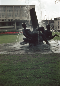 849831 Gezicht op de fontein met de beeldengroep Het Feest der Muzen in het plantsoen aan het Lucasbolwerk te Utrecht. ...